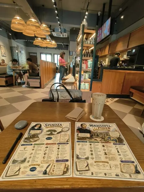 Prévia com fichas visuais em uma cafeteria