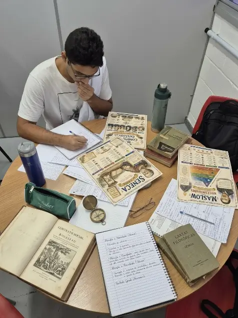 Prévia com estudante usando fichas visuais e anotações